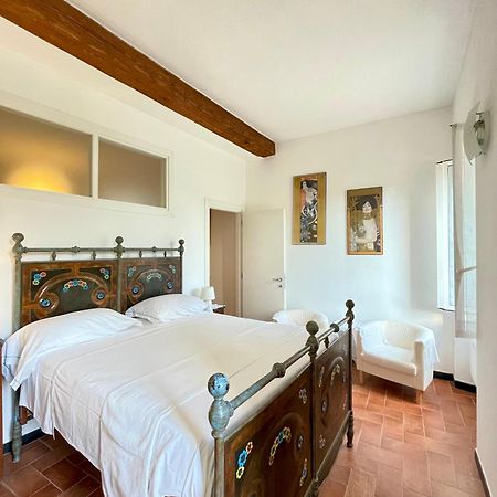 Camere Francesca Vernazza Luaran gambar