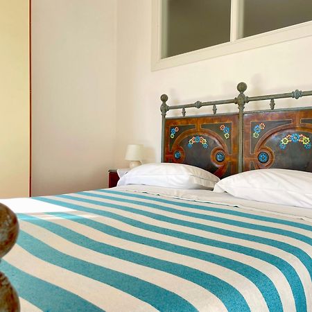 Camere Francesca Vernazza Luaran gambar