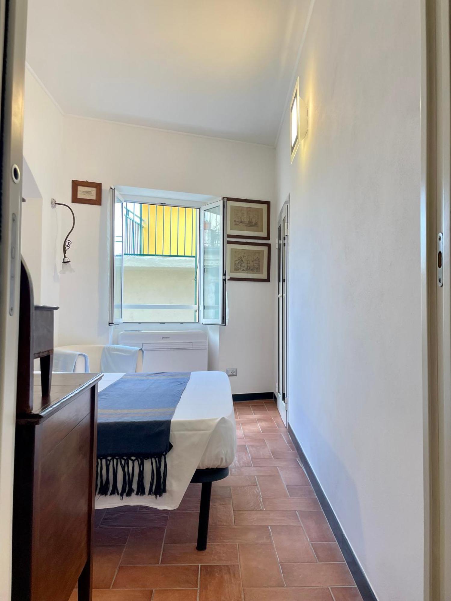 Camere Francesca Vernazza Luaran gambar