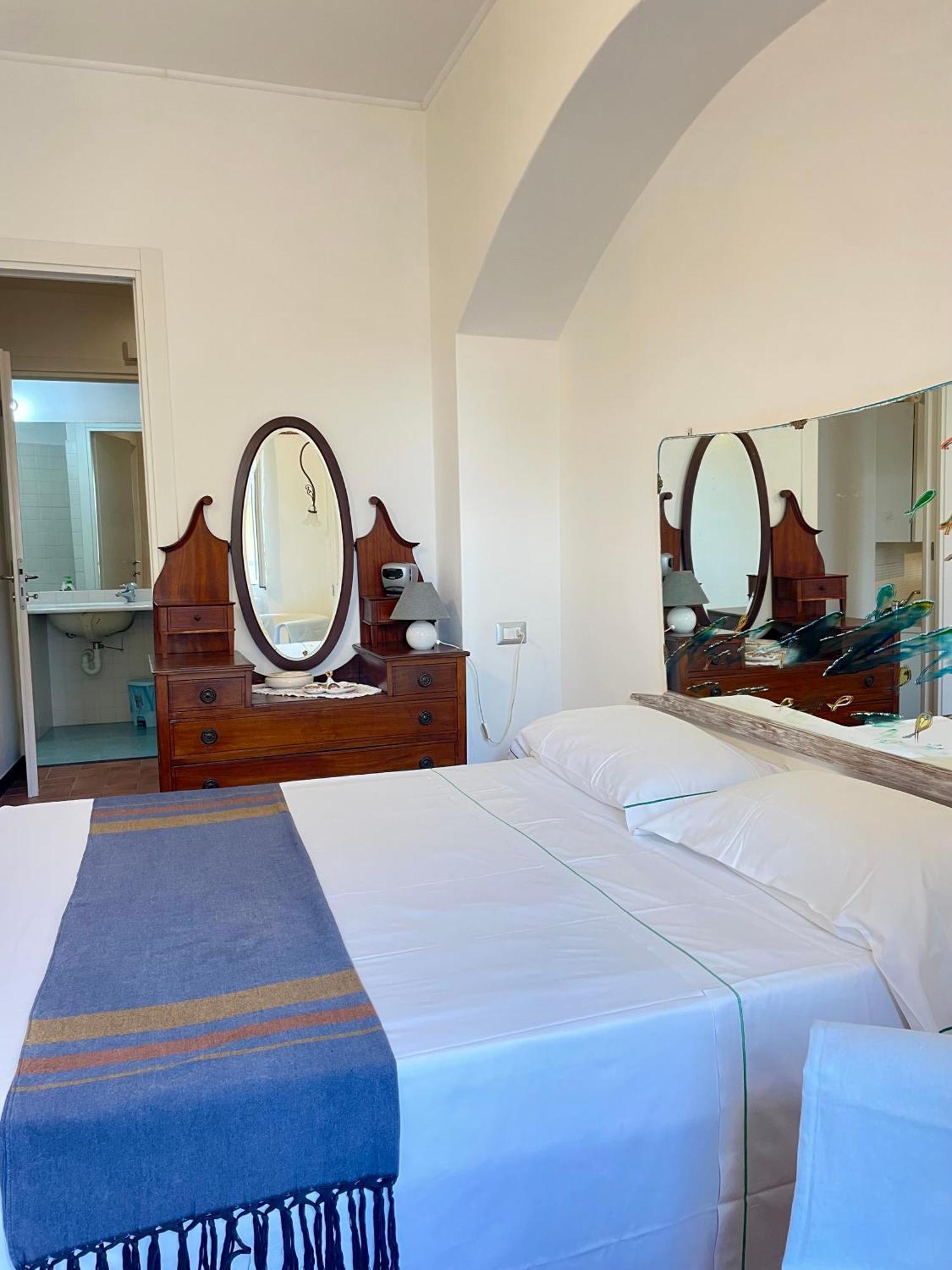Camere Francesca Vernazza Luaran gambar