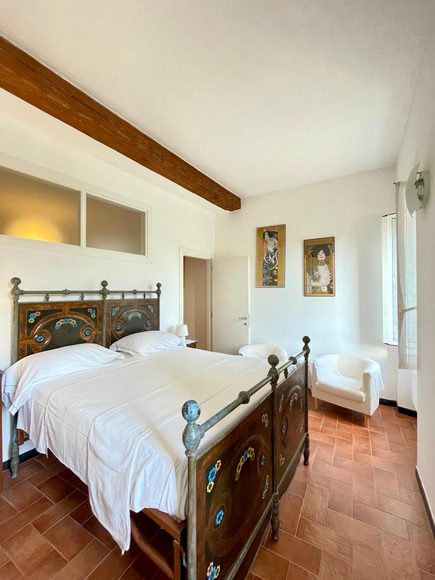 Camere Francesca Vernazza Luaran gambar