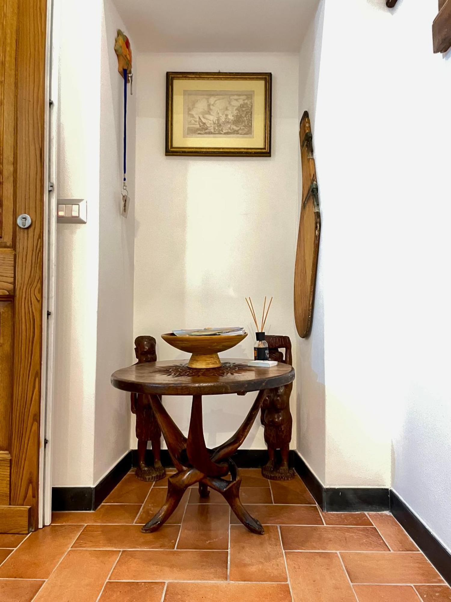Camere Francesca Vernazza Luaran gambar