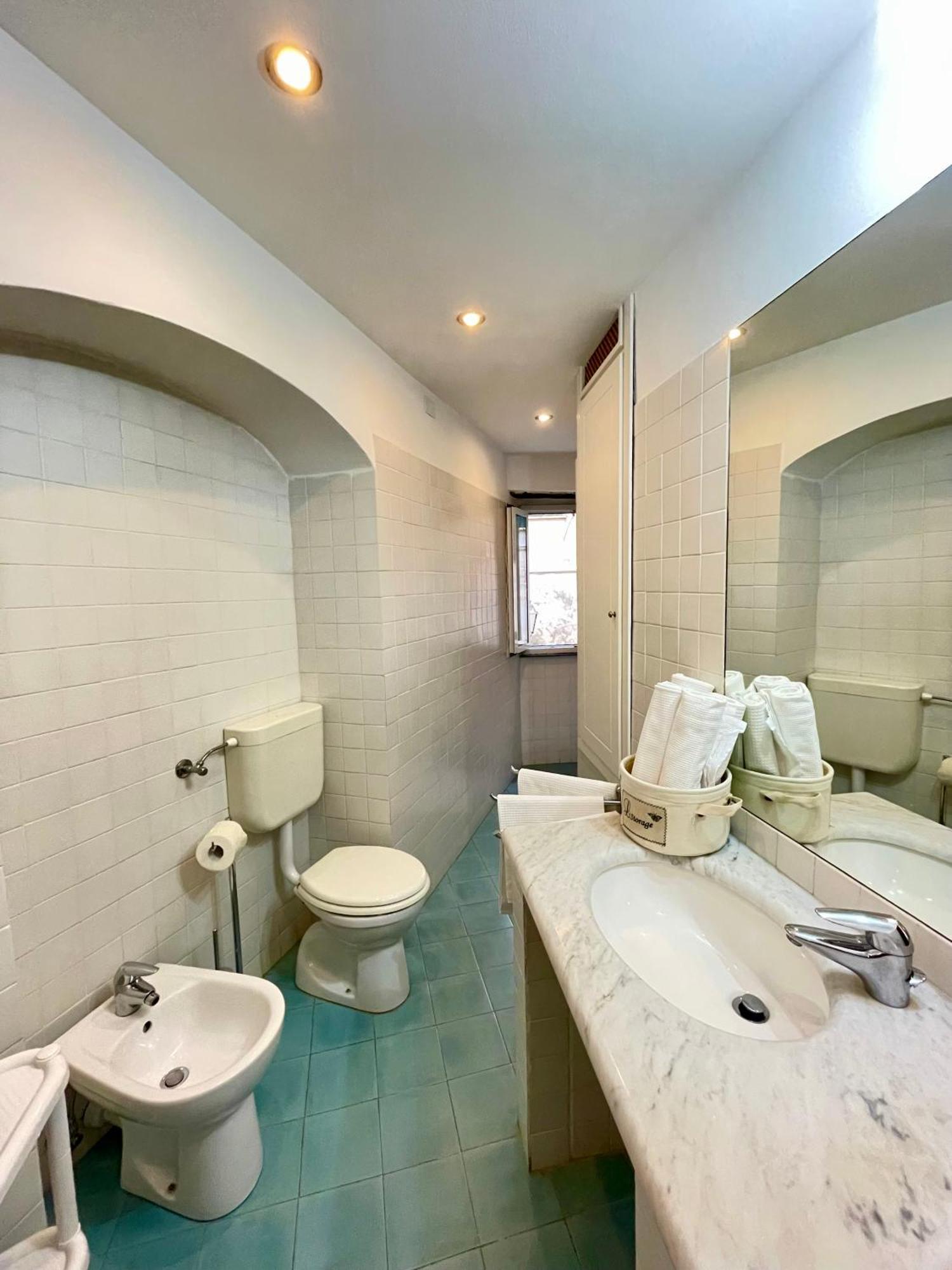 Camere Francesca Vernazza Luaran gambar