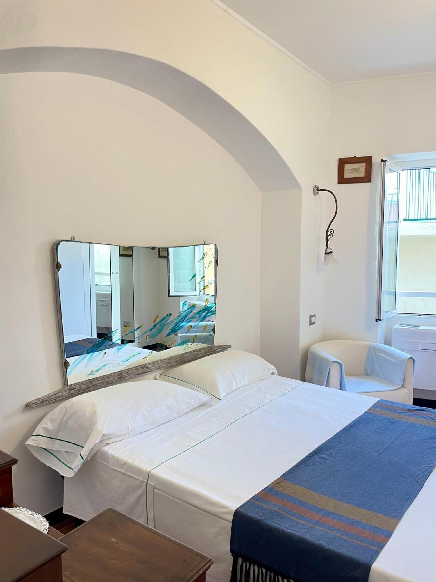 Camere Francesca Vernazza Luaran gambar