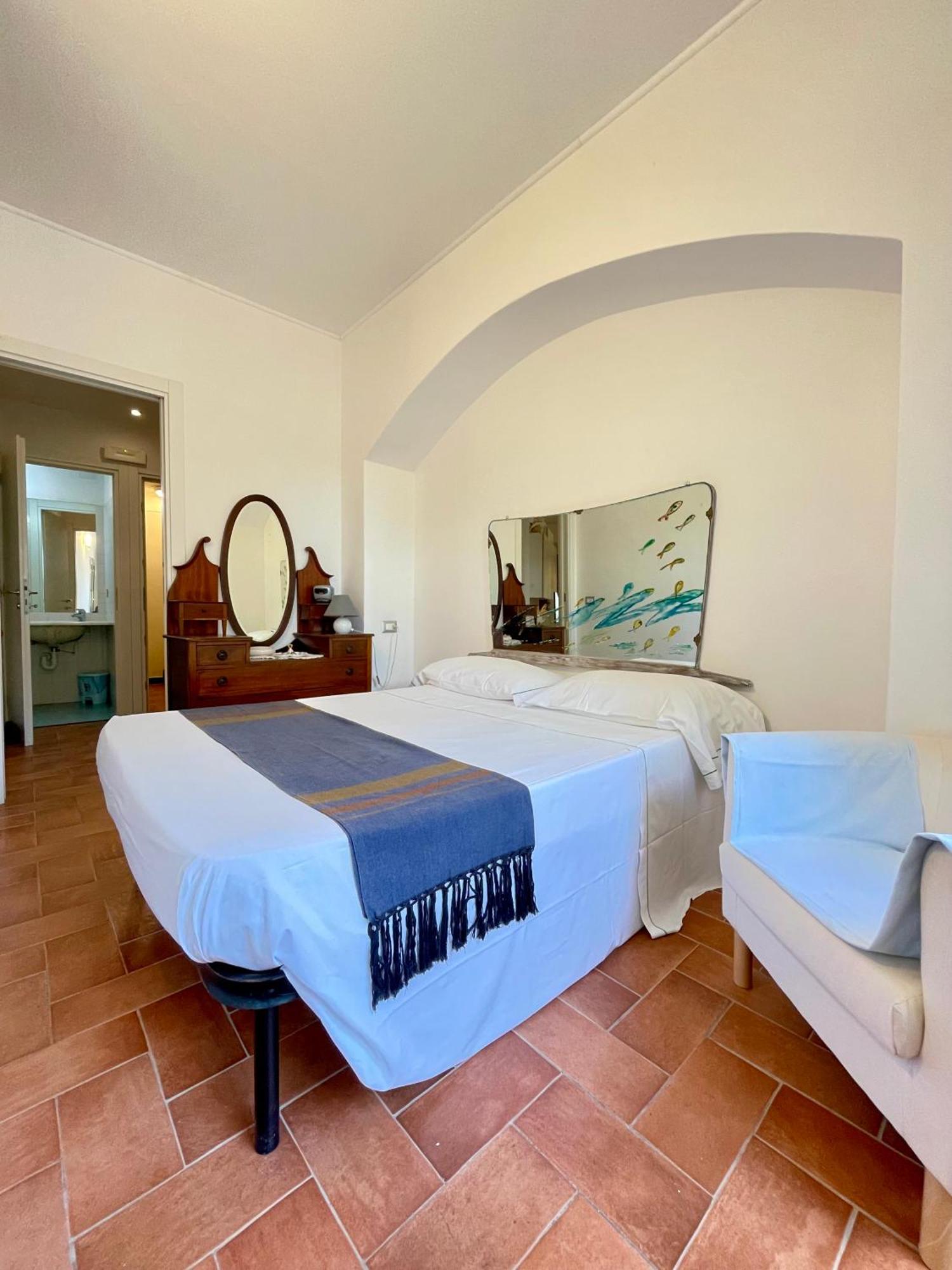Camere Francesca Vernazza Luaran gambar