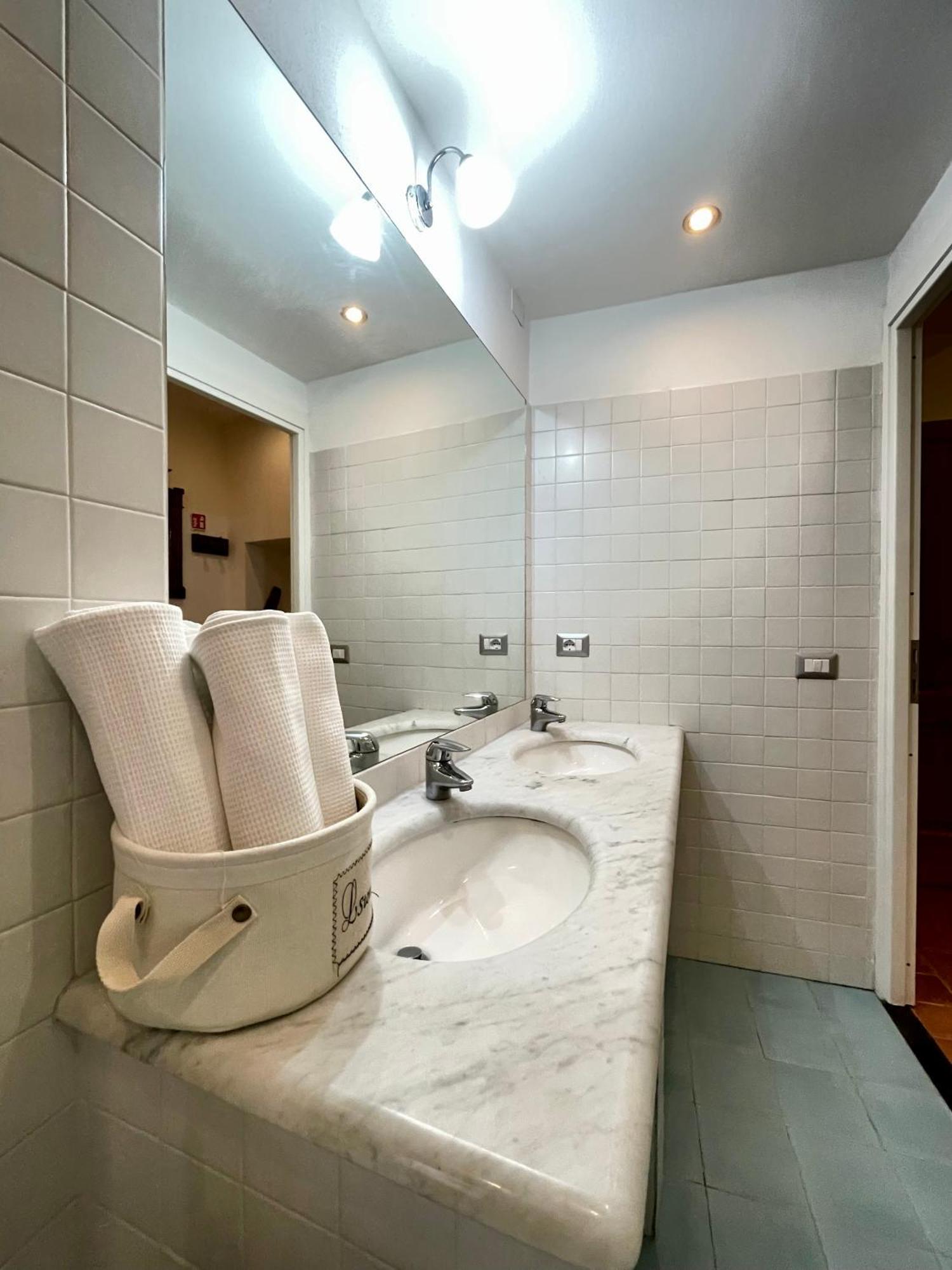 Camere Francesca Vernazza Luaran gambar