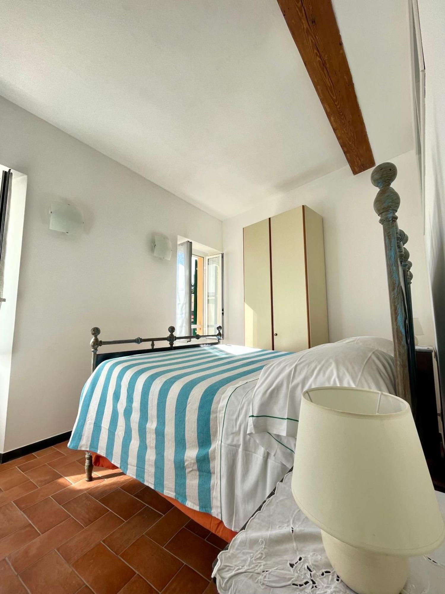 Camere Francesca Vernazza Luaran gambar