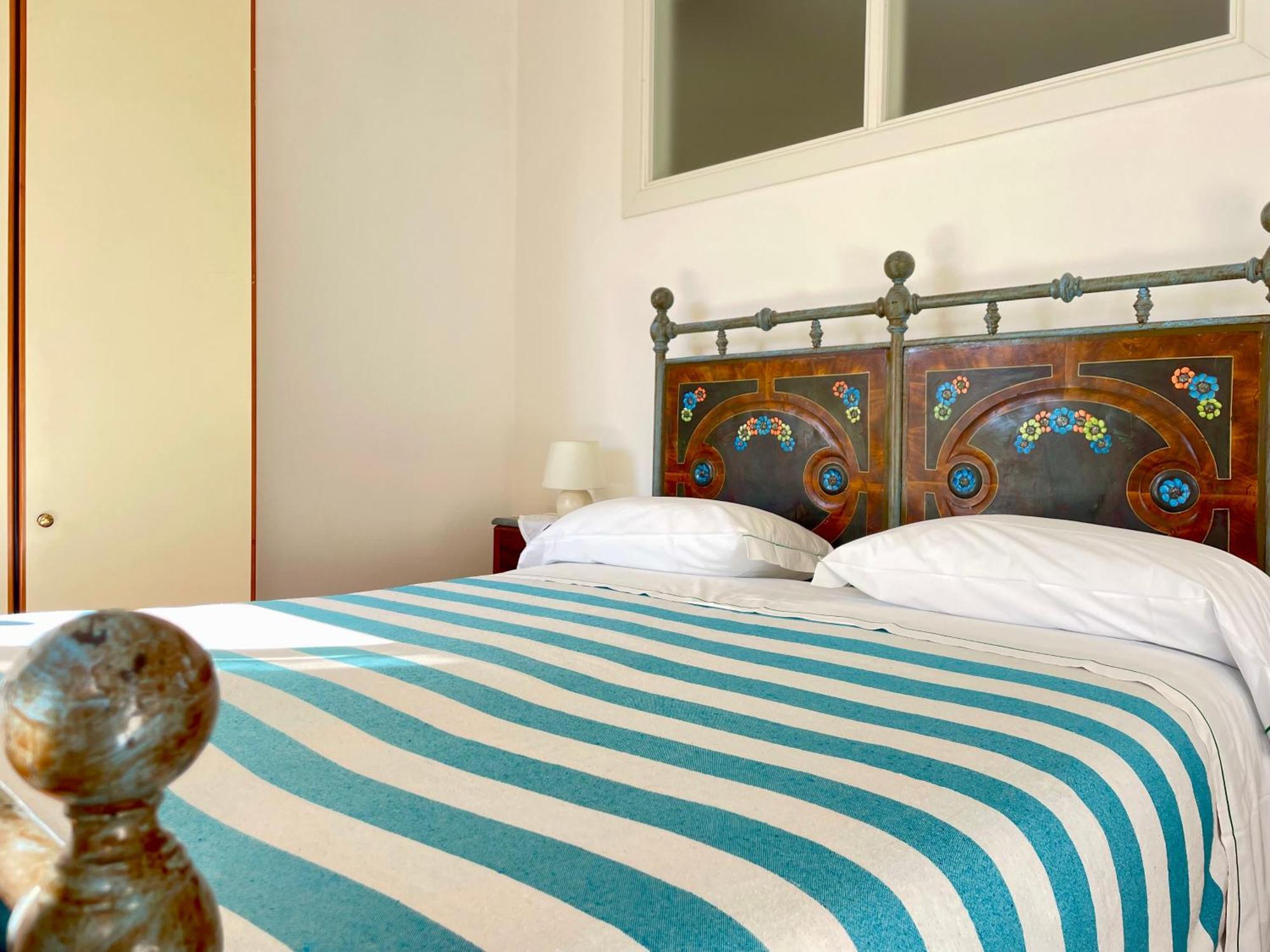 Camere Francesca Vernazza Luaran gambar