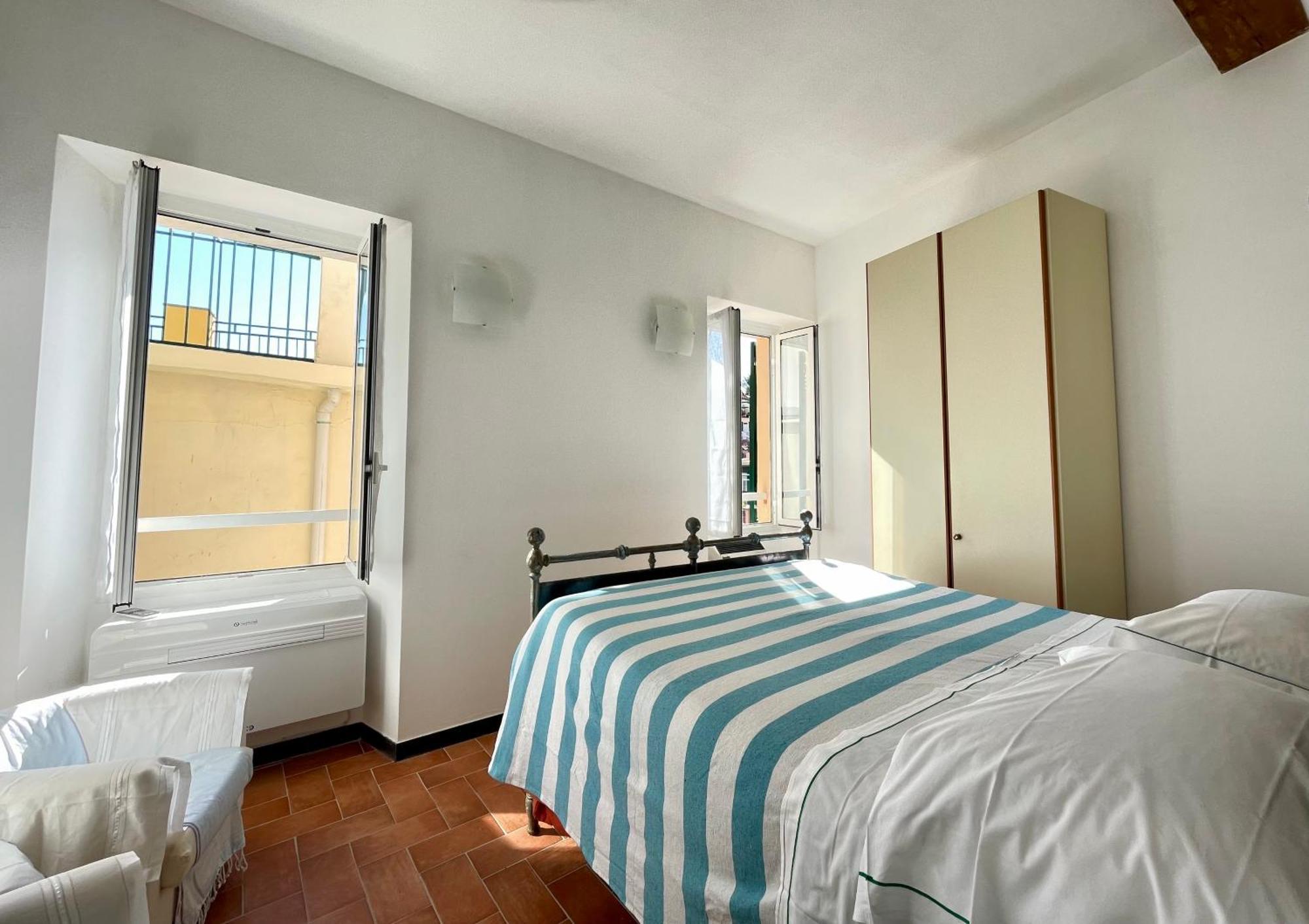 Camere Francesca Vernazza Luaran gambar